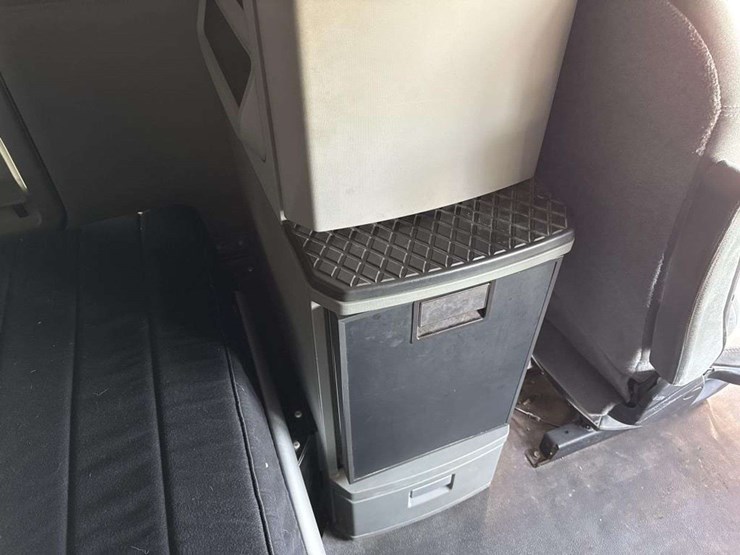 2019-kenworth-t680-image-37