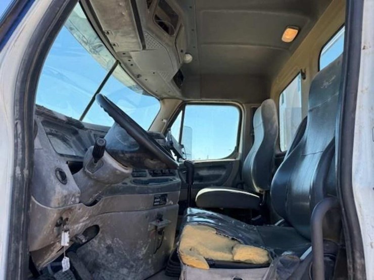 2013-freightliner-cascadia-image-4