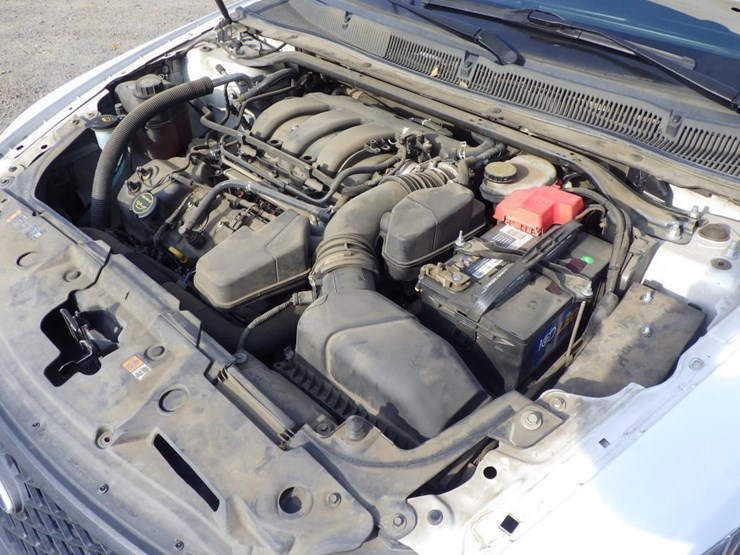 2015-ford-taurus-sedan-image-10