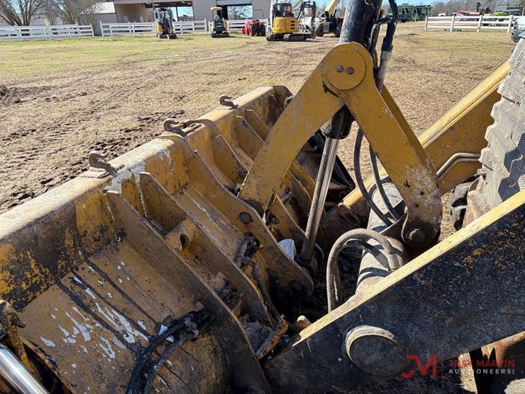 2017-caterpillar-420f2-image-10