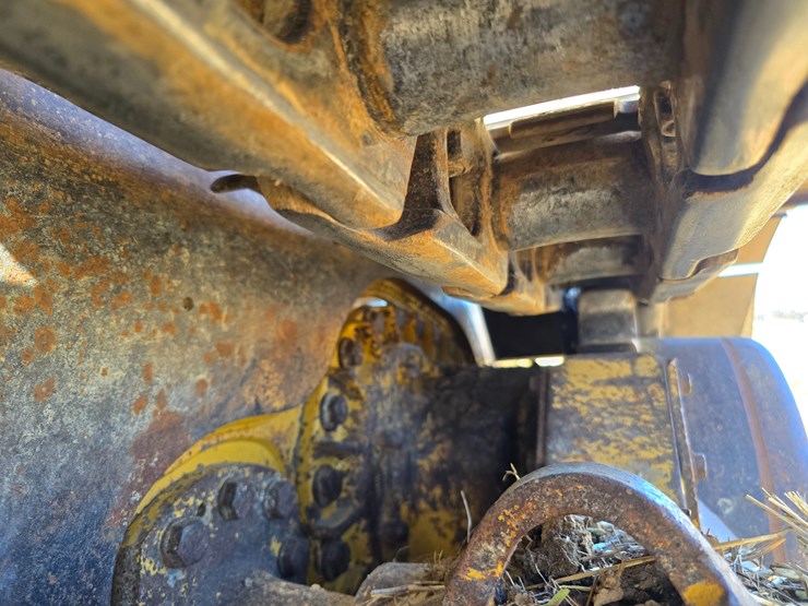 2015-caterpillar-953d-image-50