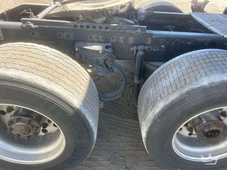 2020-peterbilt-579-image-11