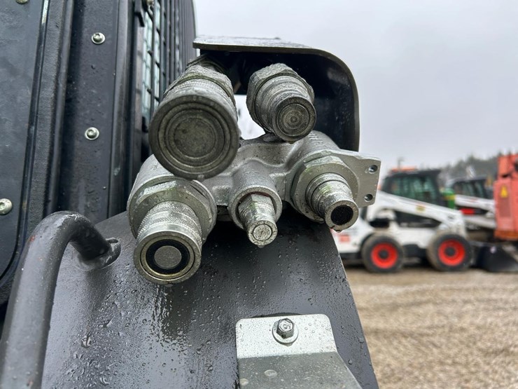 2021-new-holland-c345-image-11