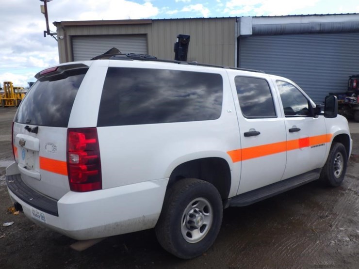 2009-chevrolet-suburban-image-3