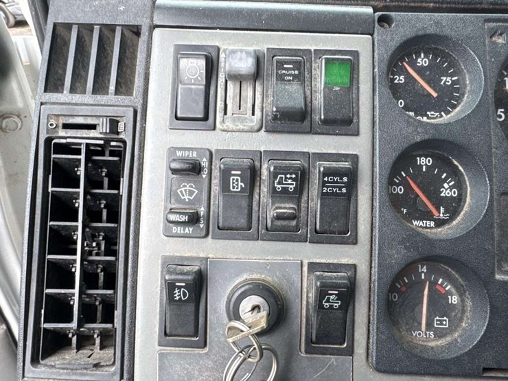 2000-freightliner-fld112-image-29