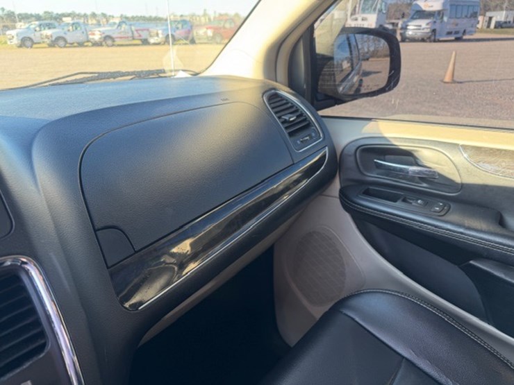 2014-chrysler-town-&-country-image-44