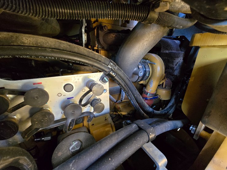 2015-caterpillar-953d-image-80