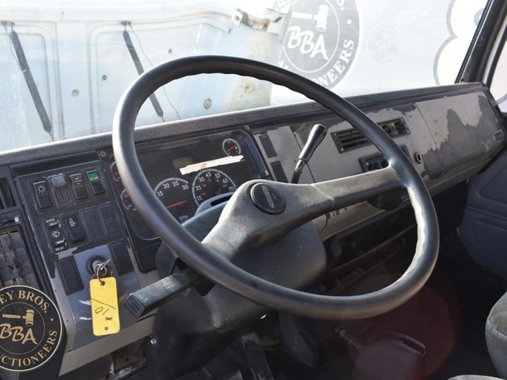 2001-freightliner-fl60-image-24