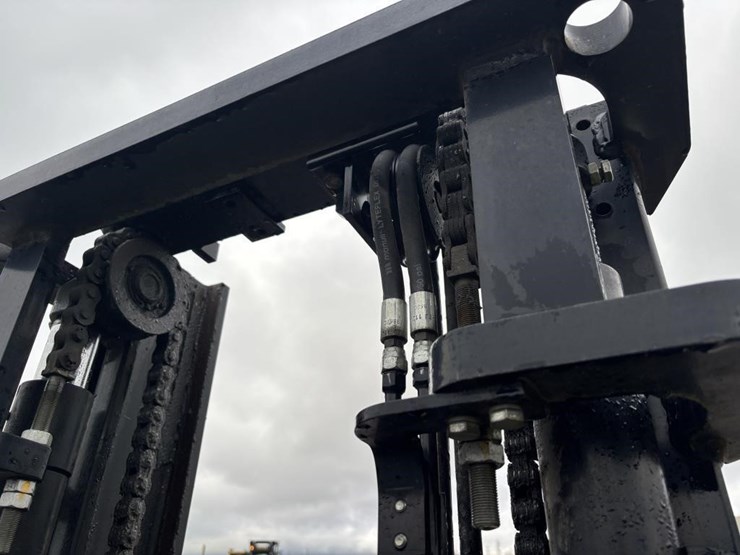 2016-manitou-ms130t-enc-cab-forklift-image-15