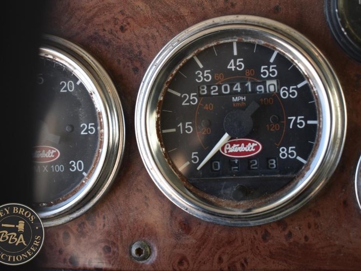 2005-peterbilt-385-image-41