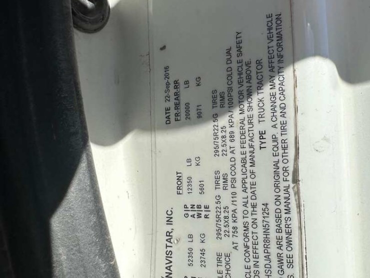 2017-international-lf687-daycab-image-9