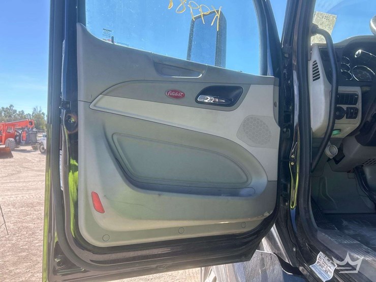 2020-peterbilt-579-image-14