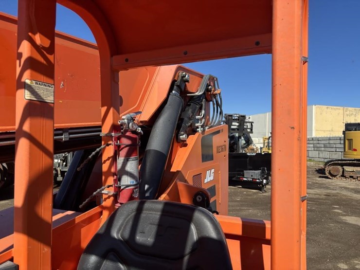 2018-jlg-8042-image-33
