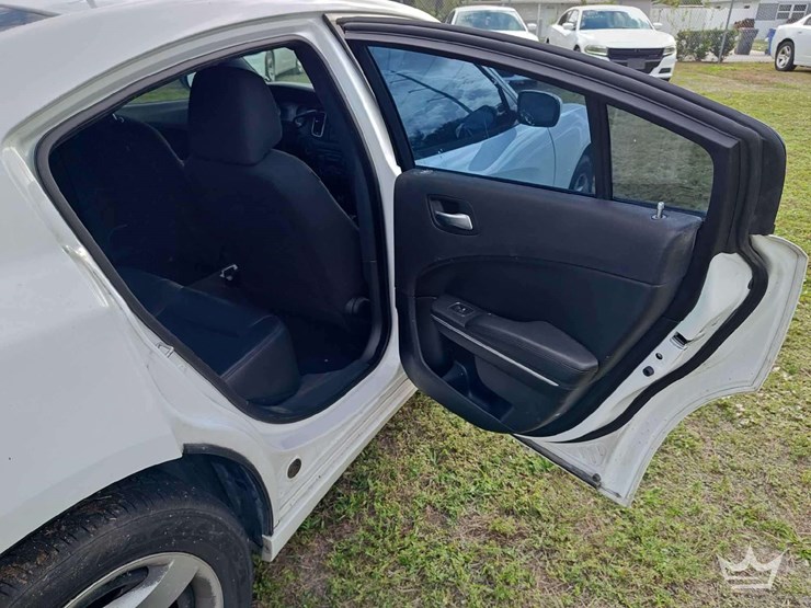 2015-dodge-charger-sedan-image-24