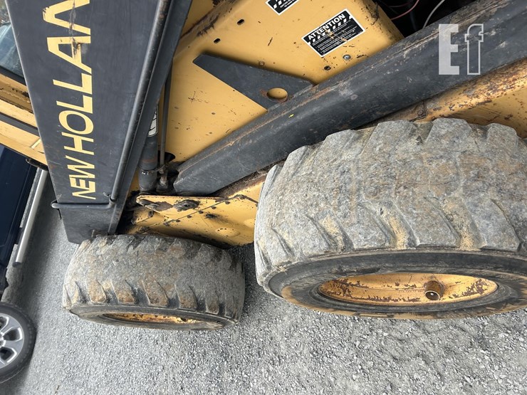 new-holland-l783-image-3