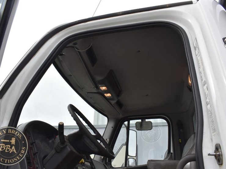 2015-freightliner-business-class-m2-106-image-22