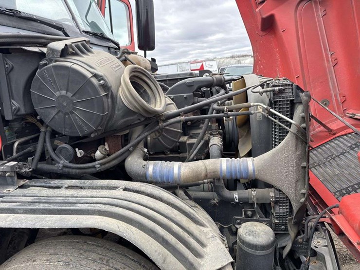 2000-freightliner-flc120-image-20