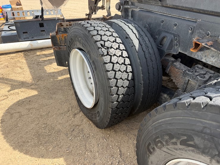 2023-freightliner-114sd-image-7