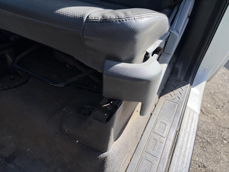 2013-ford-f150-xl-image-17