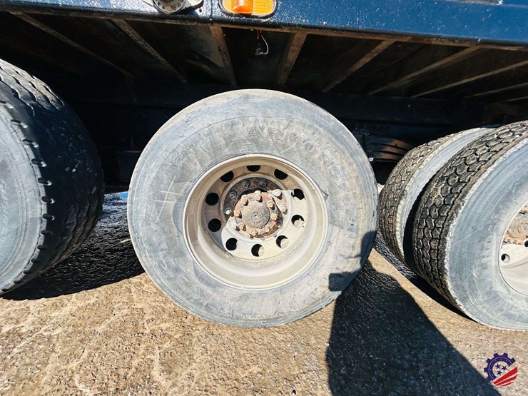 2011-volvo-truck-vhd-tri-axle-dump-truck-image-14