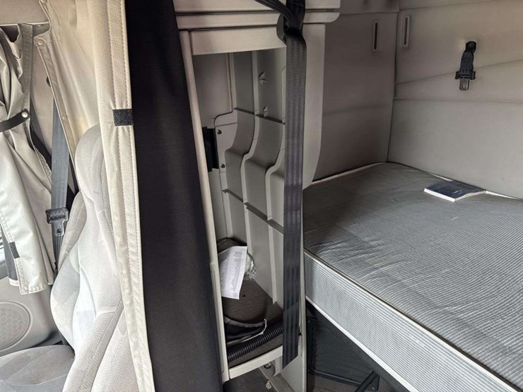 2007-volvo-vn-image-25