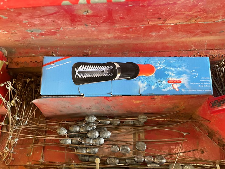 #7638-•-metal-toolbox-with-fishing-supplies-image-5