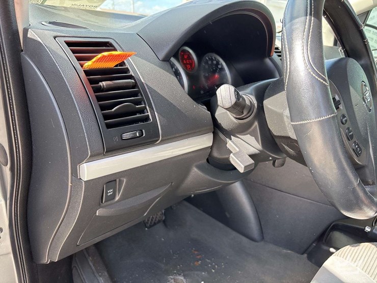 2011-nissan-sentra-sedan-image-11