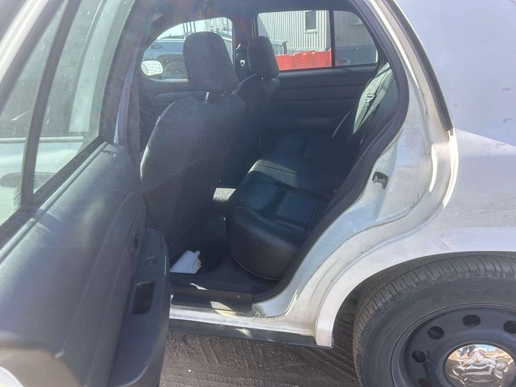 2010-ford-crown-victoria-image-18