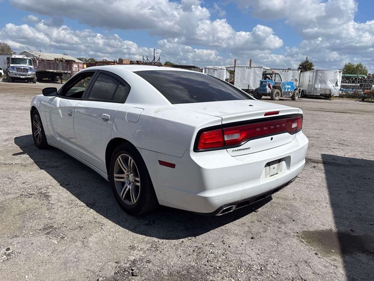 2013-dodge-charger-sedan-image-4