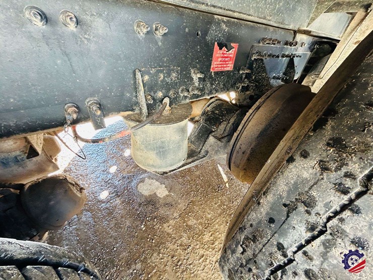 2011-volvo-truck-vhd-tri-axle-dump-truck-image-27