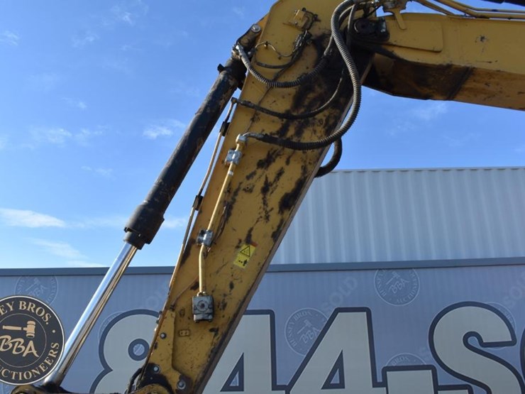 2020-caterpillar-320-image-14