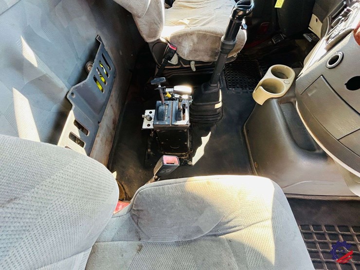 2011-volvo-truck-vhd-tri-axle-dump-truck-image-100