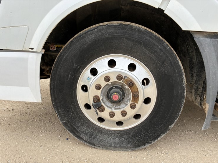 2014-volvo-vnl-image-11