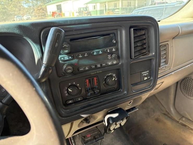 2004-chevrolet-silverado-truck-image-13