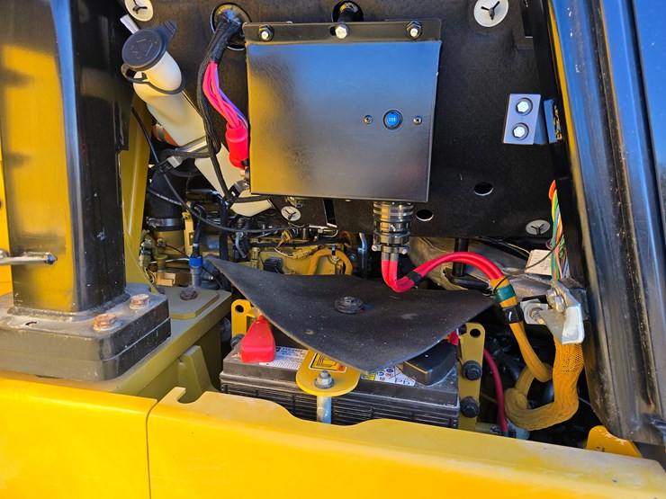 2015-caterpillar-953d-image-100