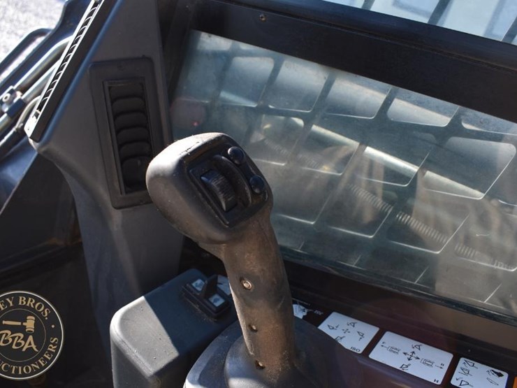 2015-deere-323e-image-40