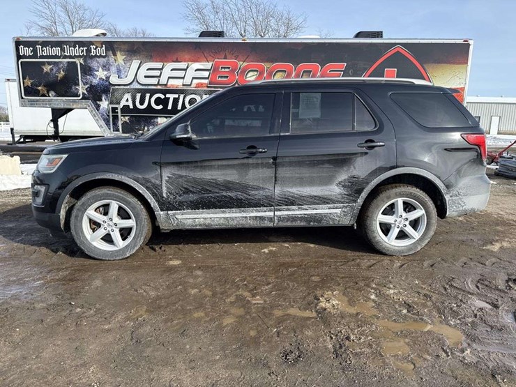 2016-ford-explorer-xlt-image-2