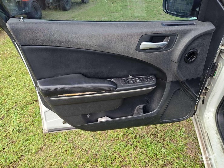 2017-dodge-charger-sedan-image-5