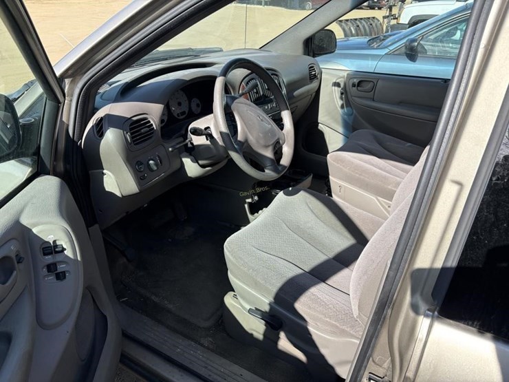 2002-chrysler-town-&-country-image-7