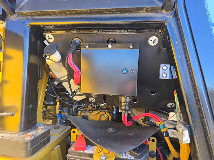 2015-caterpillar-953d-image-101