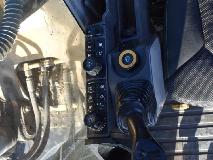 2020-caterpillar-320-image-44