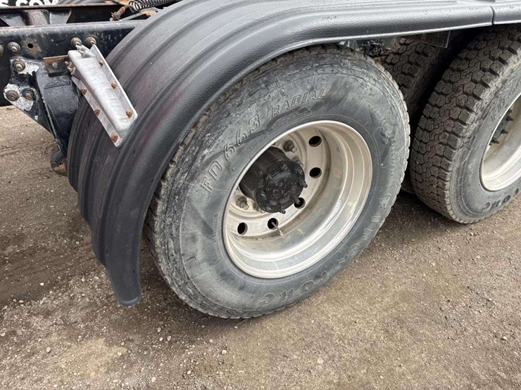 2000-freightliner-flc120-image-9