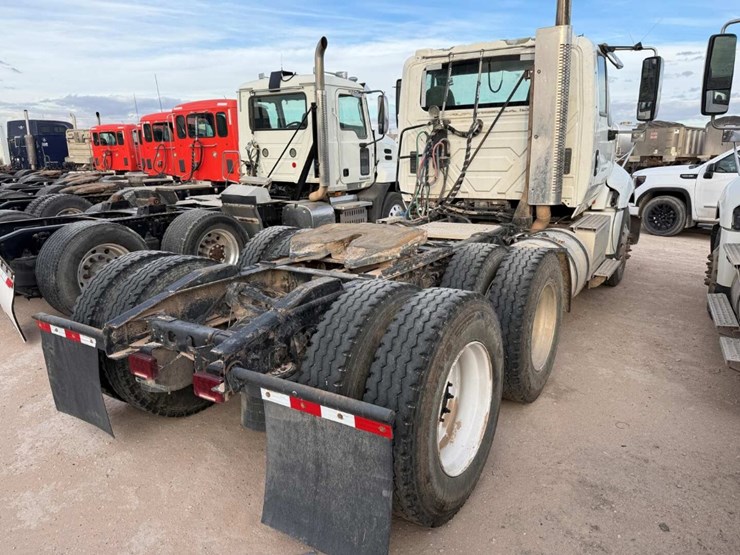 2017-international-lf687-daycab-image-2