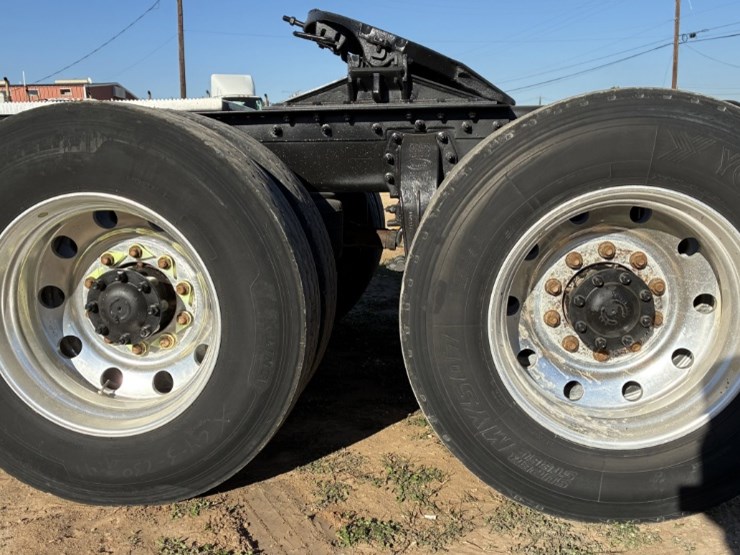 2020-peterbilt-567-image-11