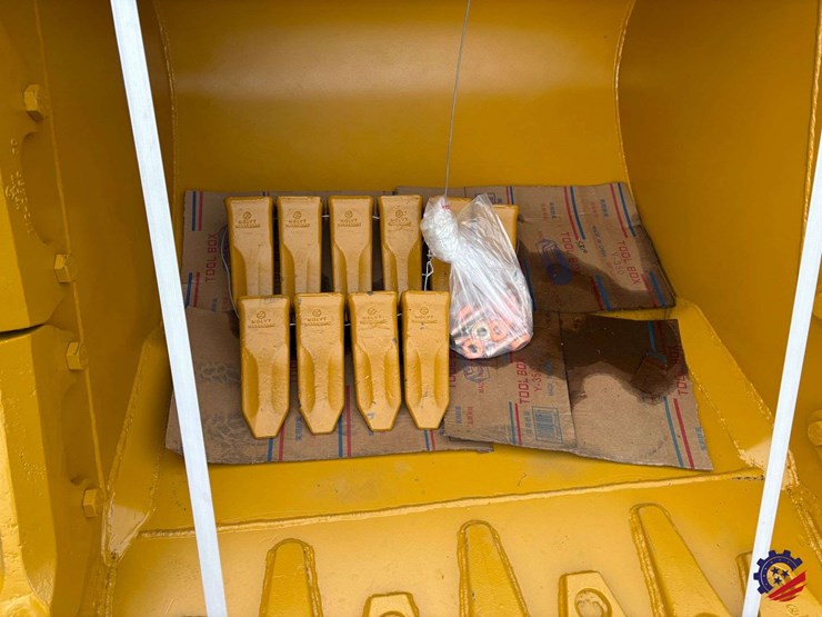 caterpillar-320-image-8