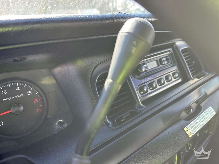 2010-ford-crown-victoria-sedan-image-14