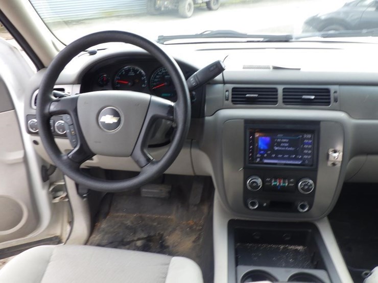 2009-chevrolet-suburban-image-9