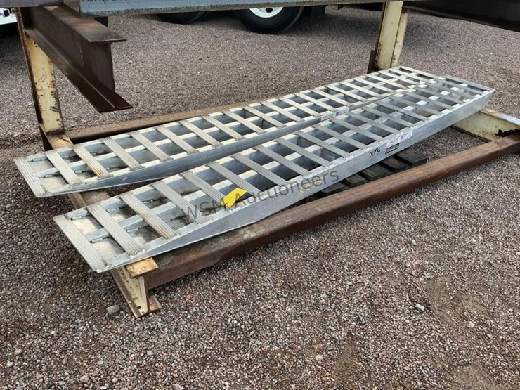 (2)-heavy-duty-aluminum-loading-ramps-image-1