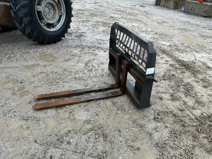 48”-skid-steer-pallet-forks-image-2