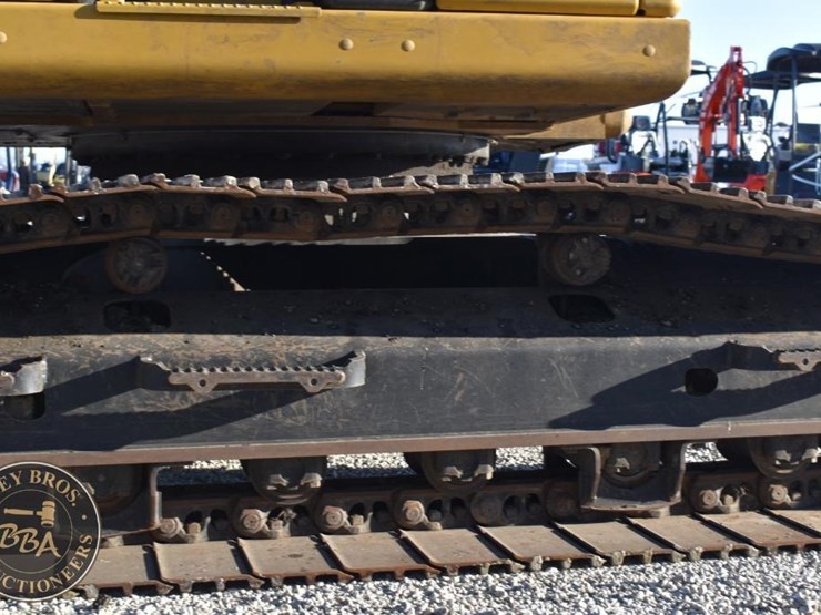 2020-caterpillar-320-image-32